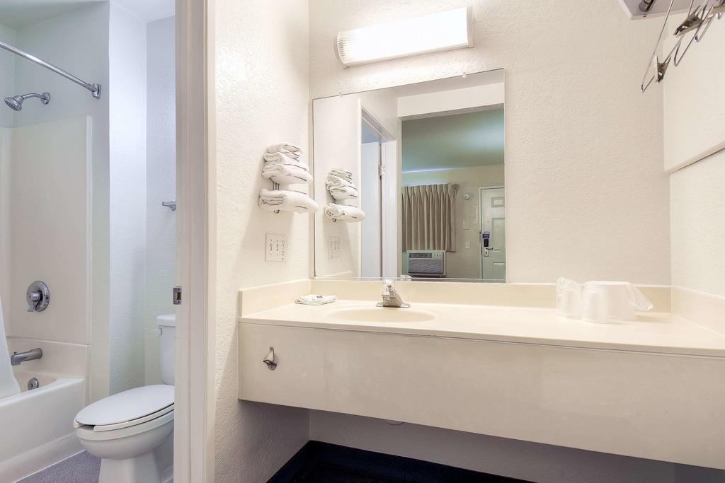 Motel 6 Anaheim Stadium - Ориндж Екстериор снимка
