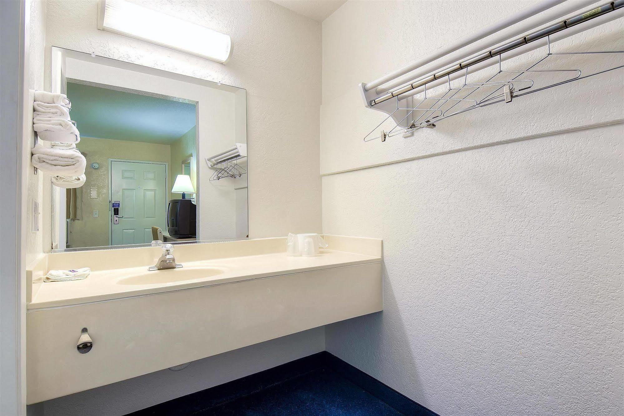 Motel 6 Anaheim Stadium - Ориндж Екстериор снимка