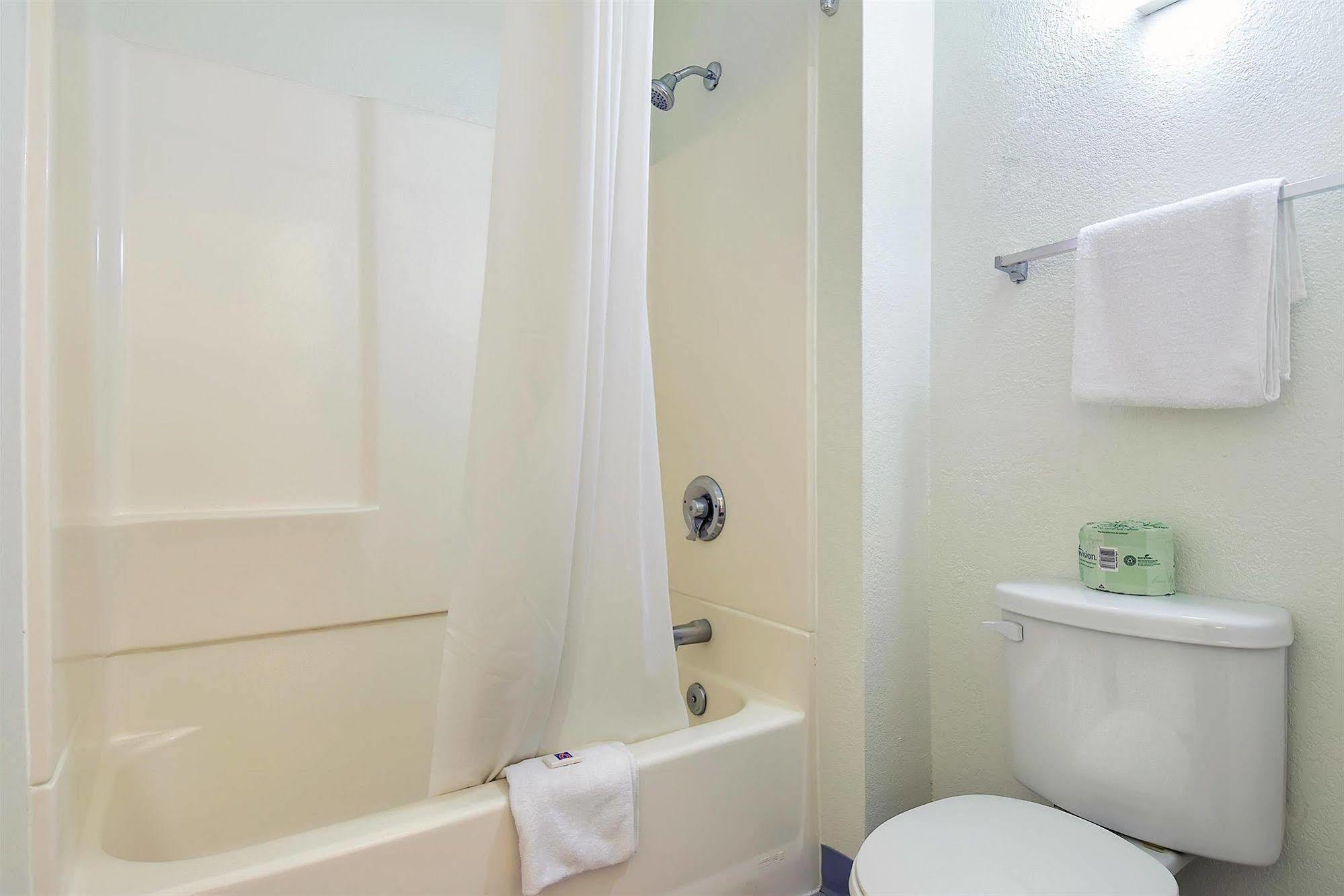 Motel 6 Anaheim Stadium - Ориндж Екстериор снимка