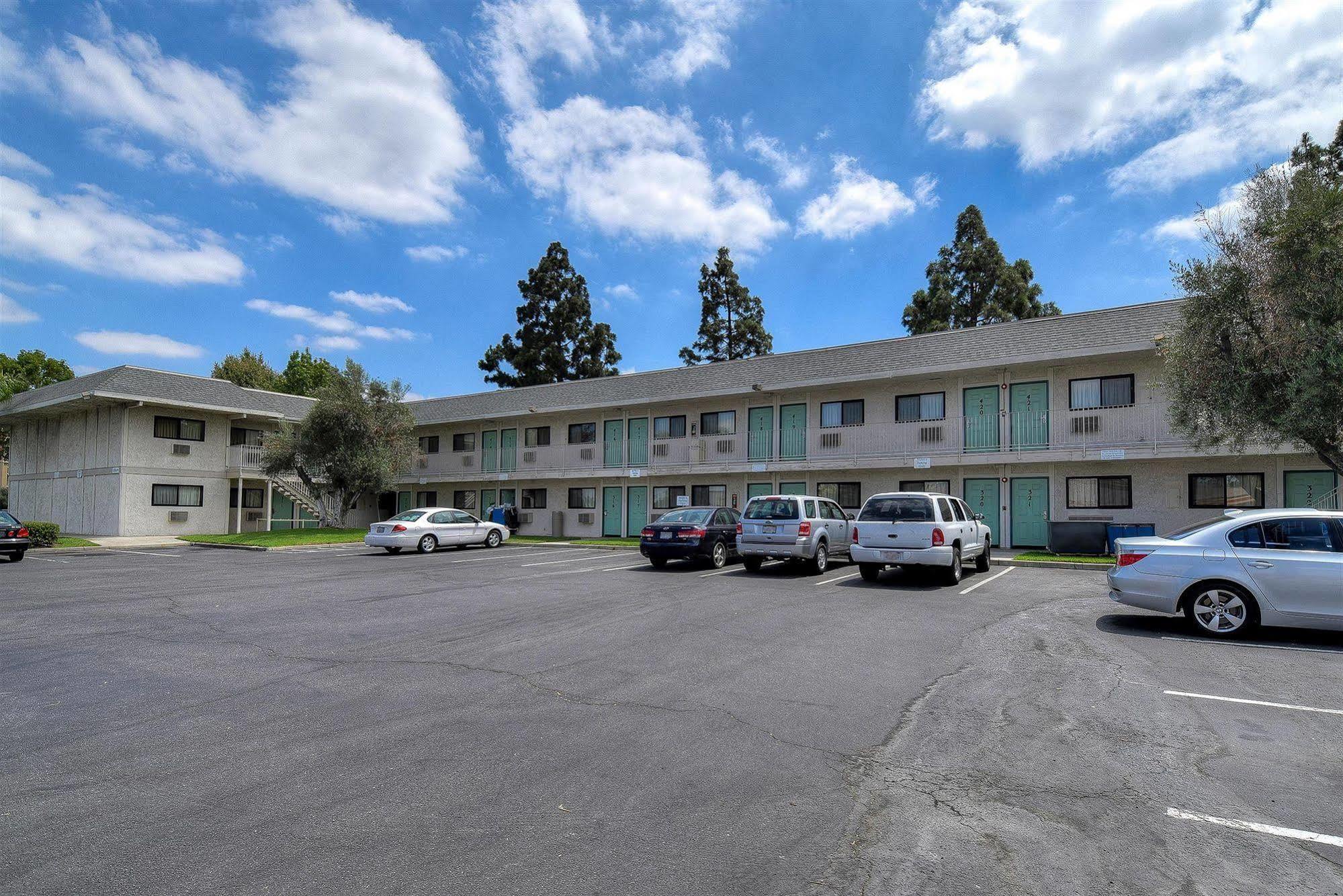 Motel 6 Anaheim Stadium - Ориндж Екстериор снимка
