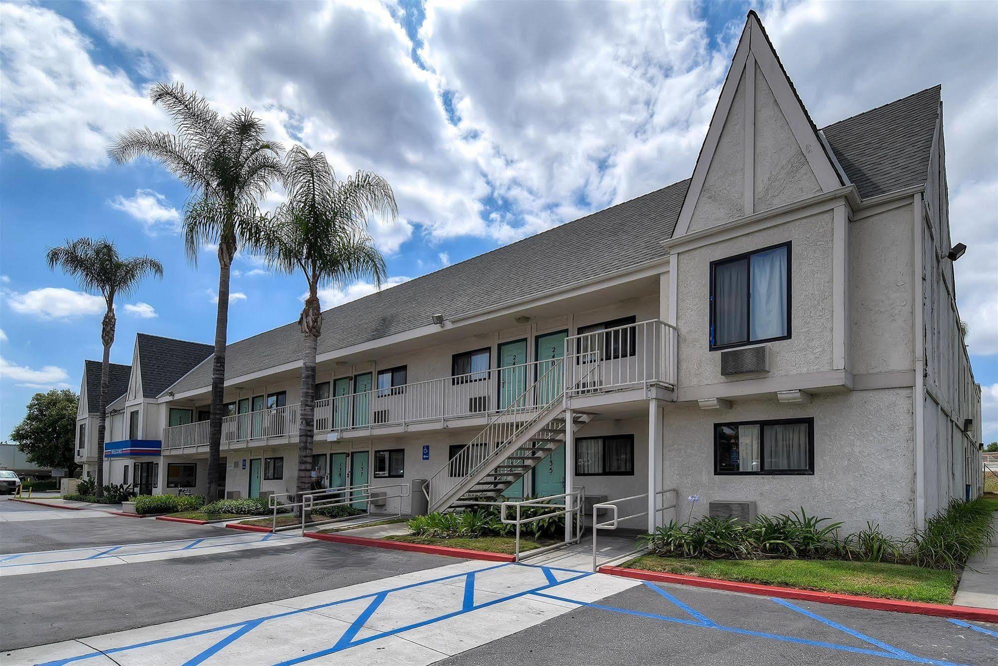 Motel 6 Anaheim Stadium - Ориндж Екстериор снимка