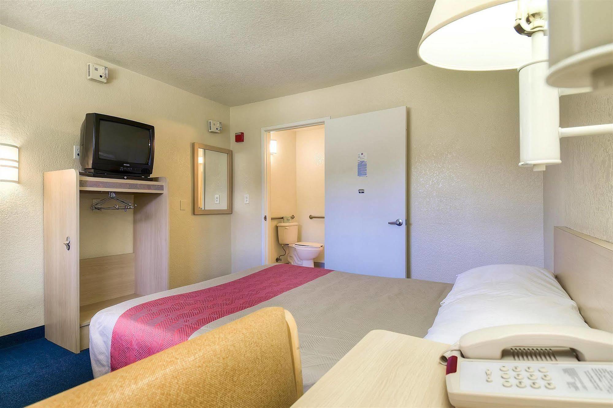 Motel 6 Anaheim Stadium - Ориндж Екстериор снимка