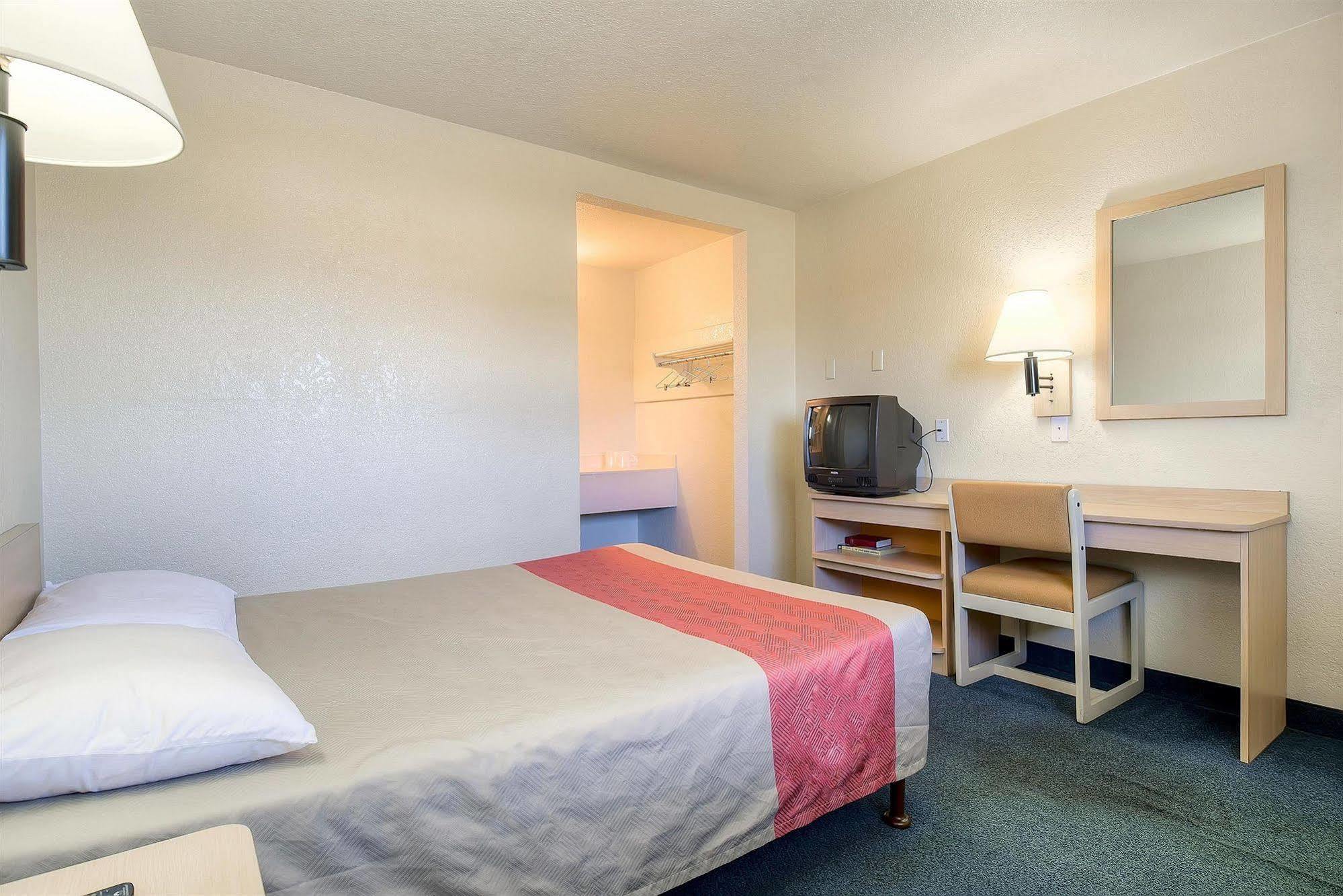 Motel 6 Anaheim Stadium - Ориндж Екстериор снимка