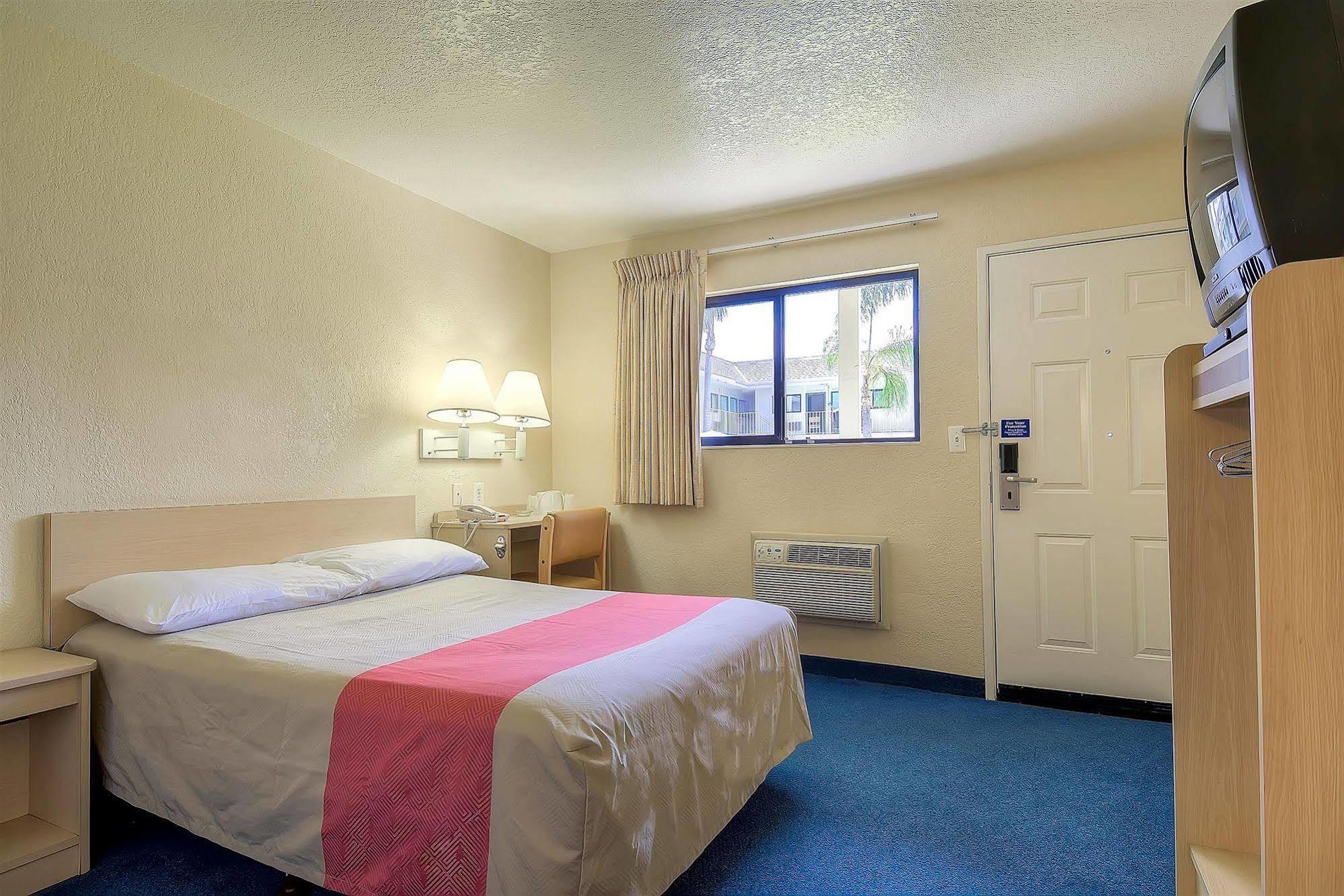 Motel 6 Anaheim Stadium - Ориндж Екстериор снимка