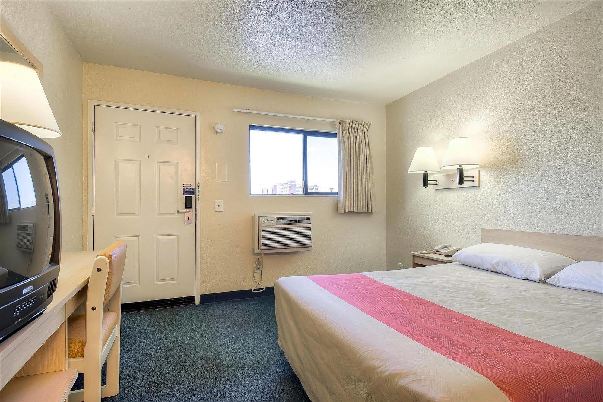 Motel 6 Anaheim Stadium - Ориндж Екстериор снимка