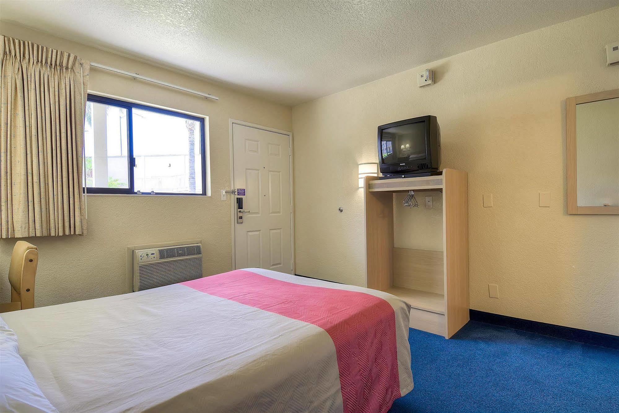 Motel 6 Anaheim Stadium - Ориндж Екстериор снимка