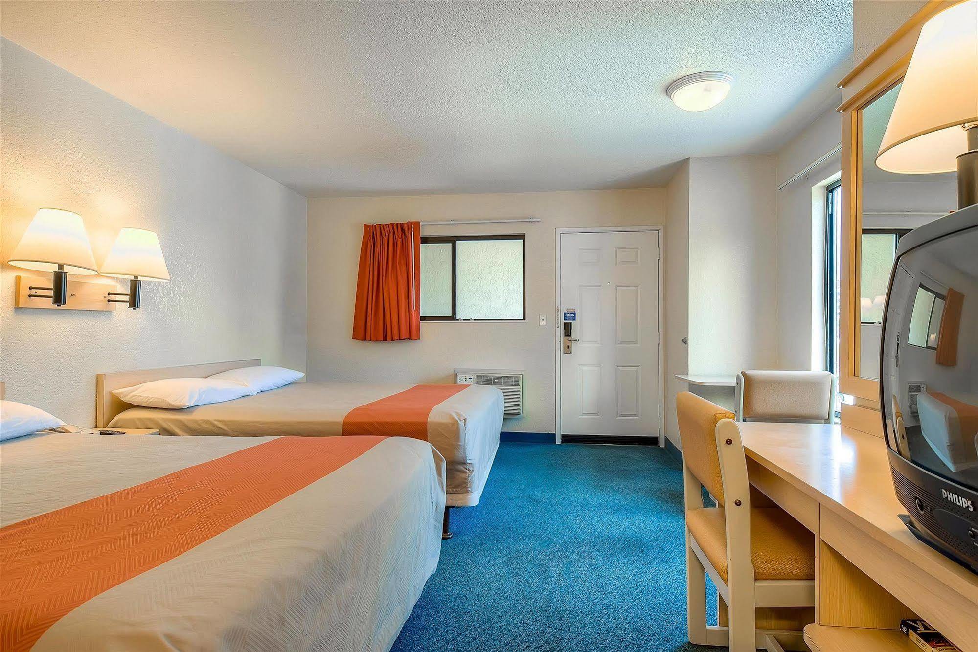 Motel 6 Anaheim Stadium - Ориндж Екстериор снимка