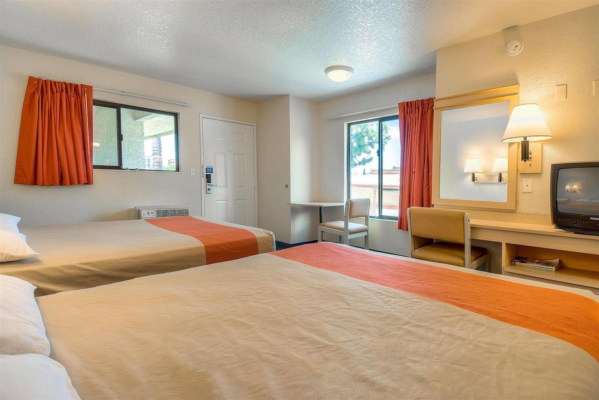 Motel 6 Anaheim Stadium - Ориндж Екстериор снимка