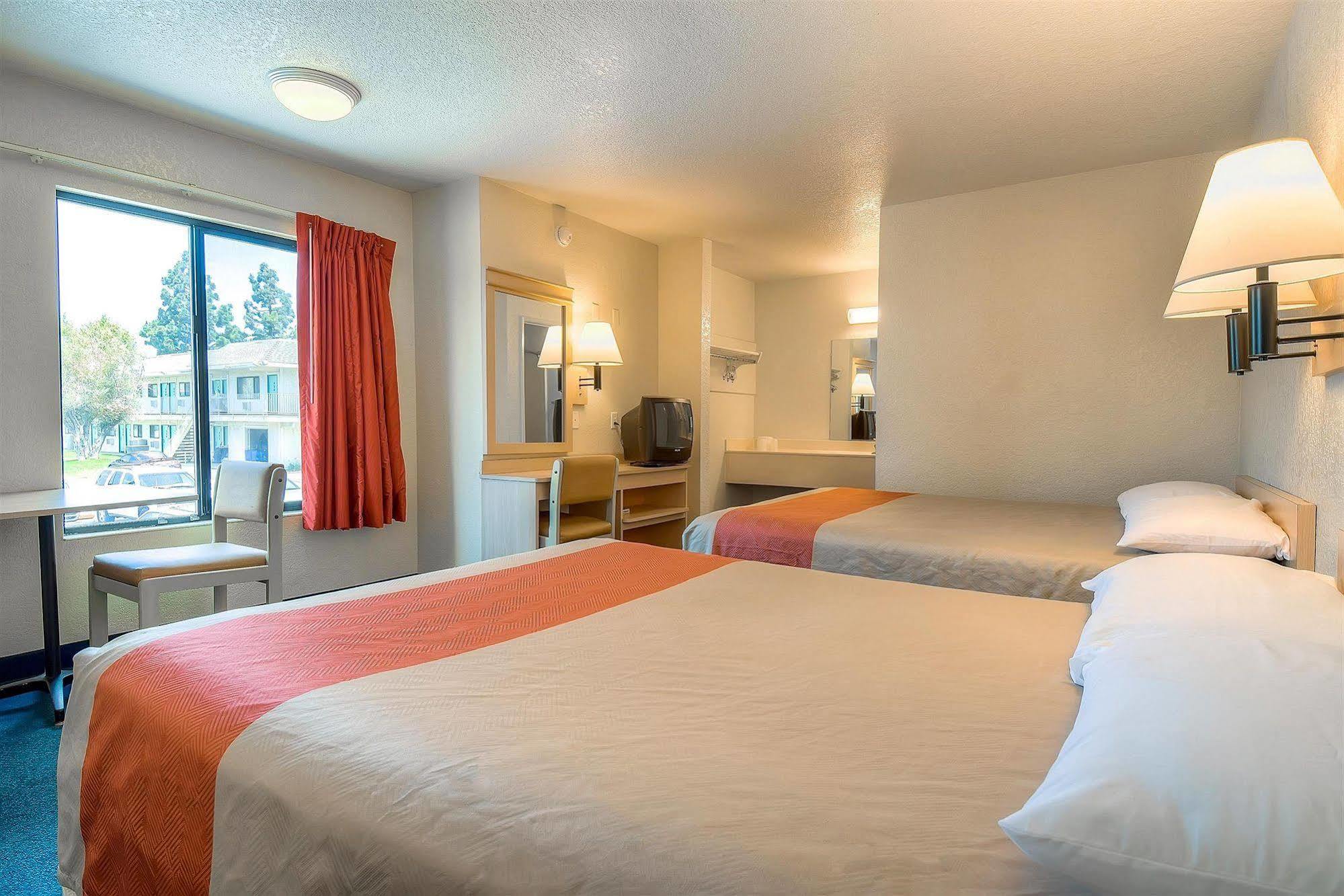 Motel 6 Anaheim Stadium - Ориндж Екстериор снимка