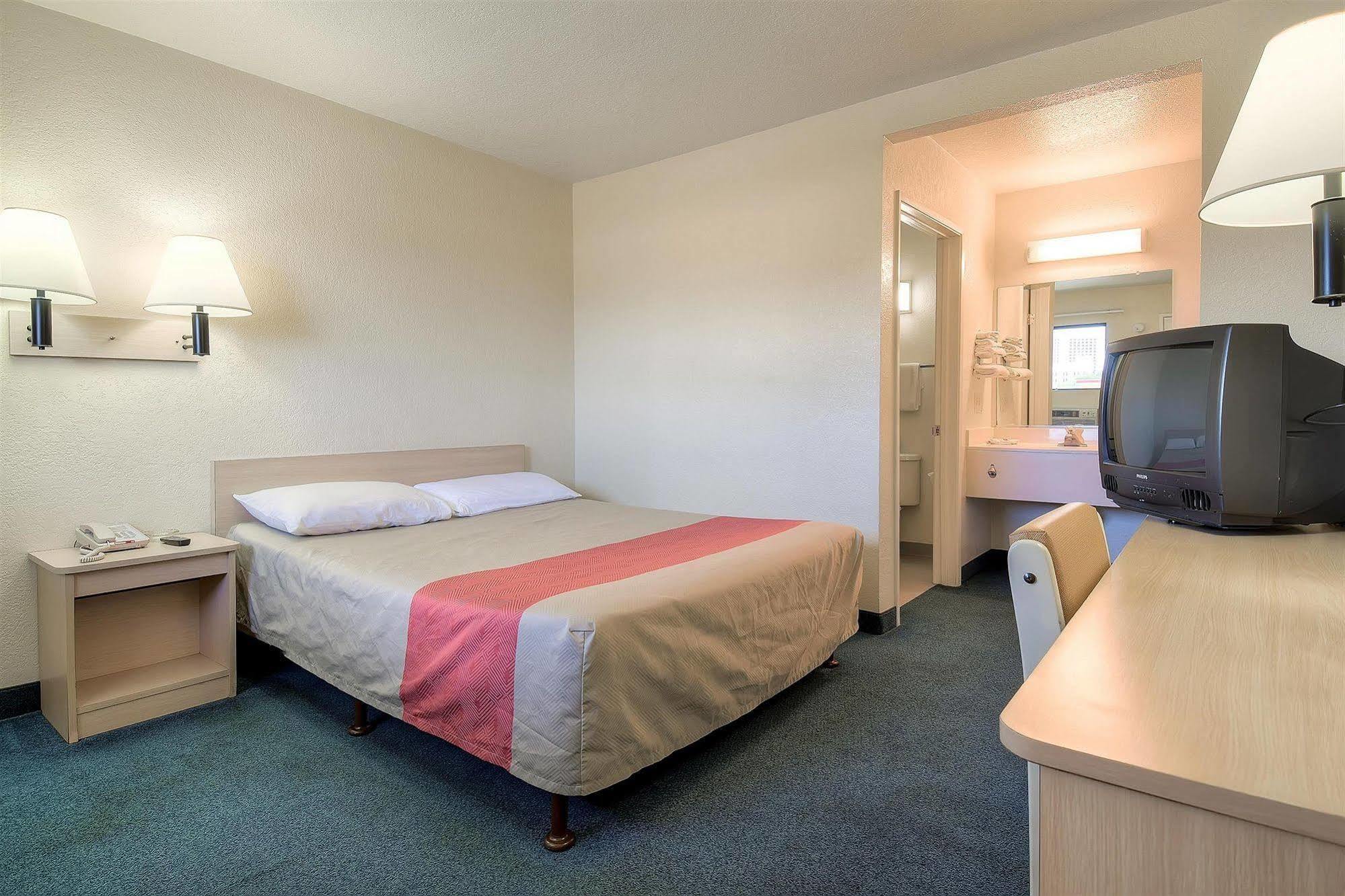 Motel 6 Anaheim Stadium - Ориндж Екстериор снимка