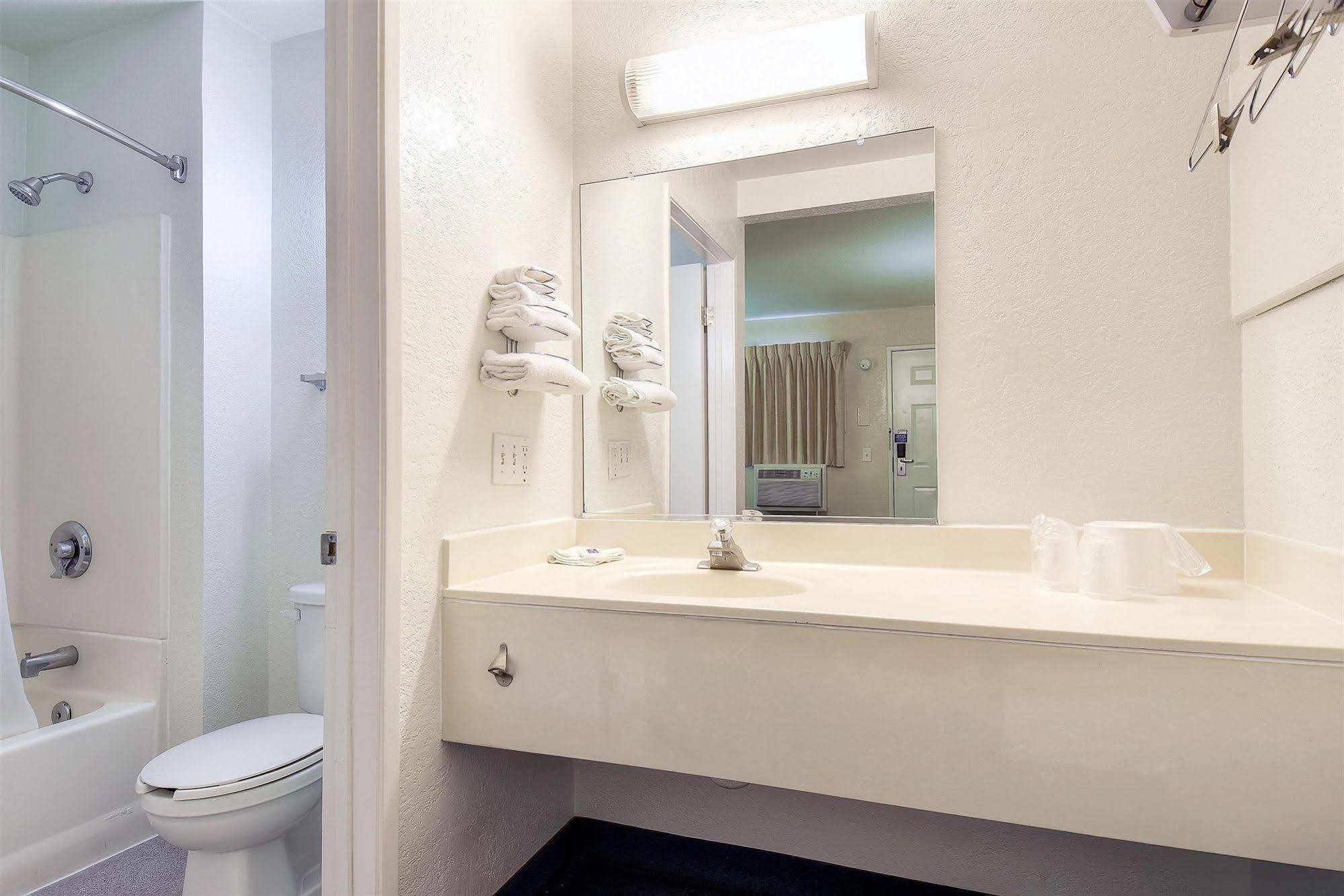 Motel 6 Anaheim Stadium - Ориндж Екстериор снимка