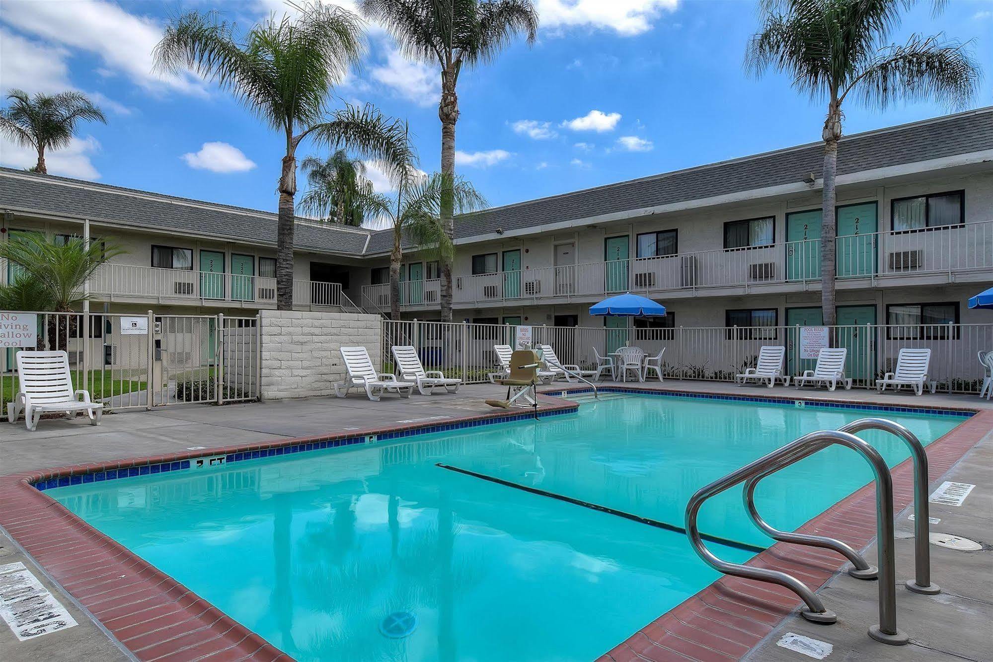 Motel 6 Anaheim Stadium - Ориндж Екстериор снимка
