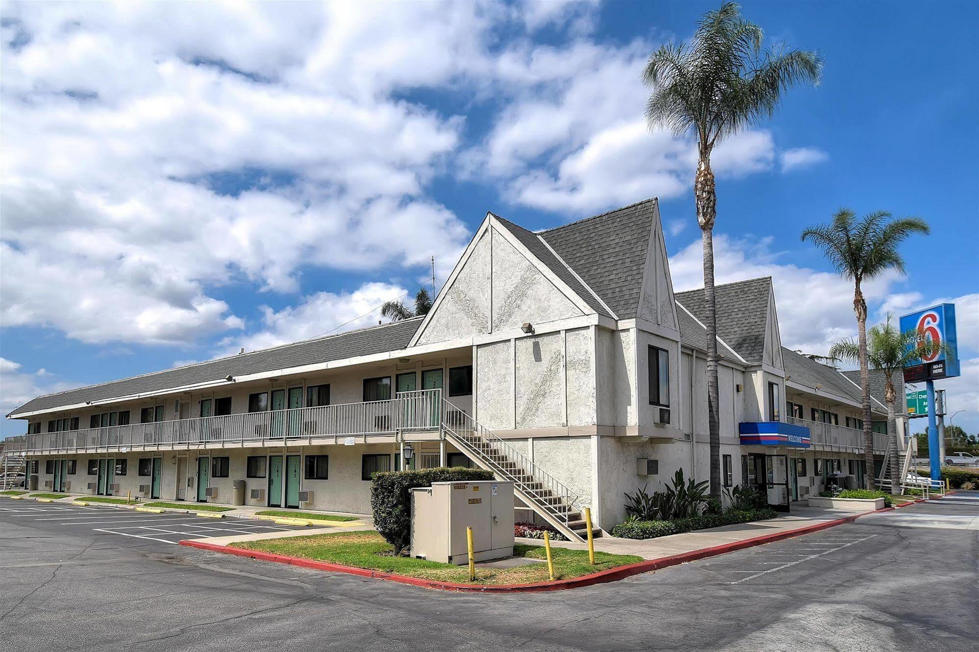 Motel 6 Anaheim Stadium - Ориндж Екстериор снимка