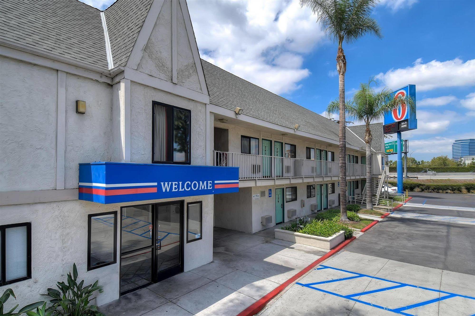 Motel 6 Anaheim Stadium - Ориндж Екстериор снимка
